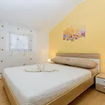 Nensi *